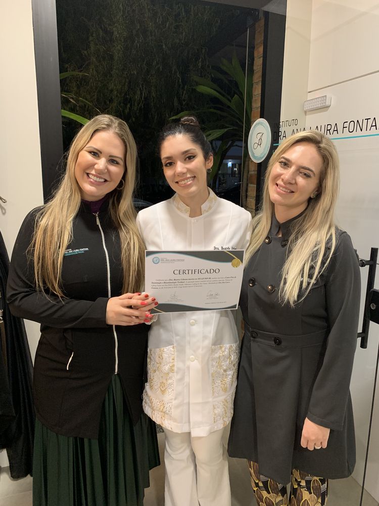Dra. Beatriz com o certificado ao lado das professoras do curso