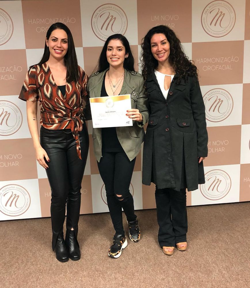Dra. Beatriz com o certificado em um curso de 2019
