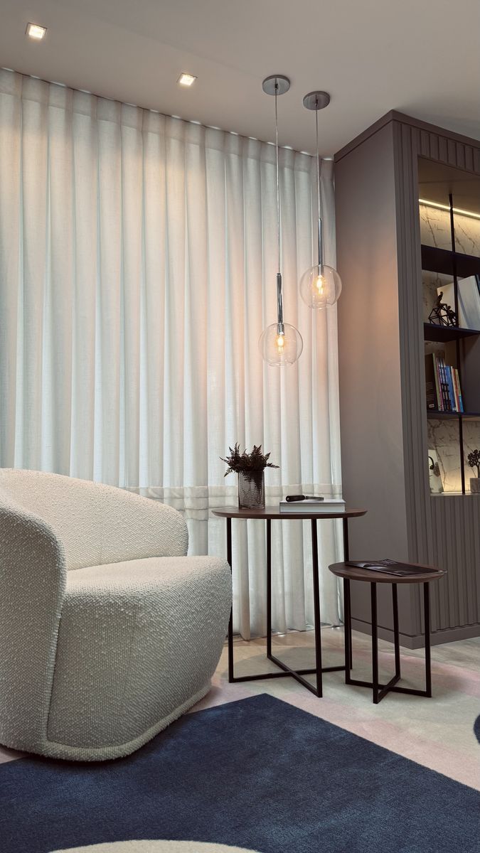 Sala de espera com poltrona e mesa de apoio