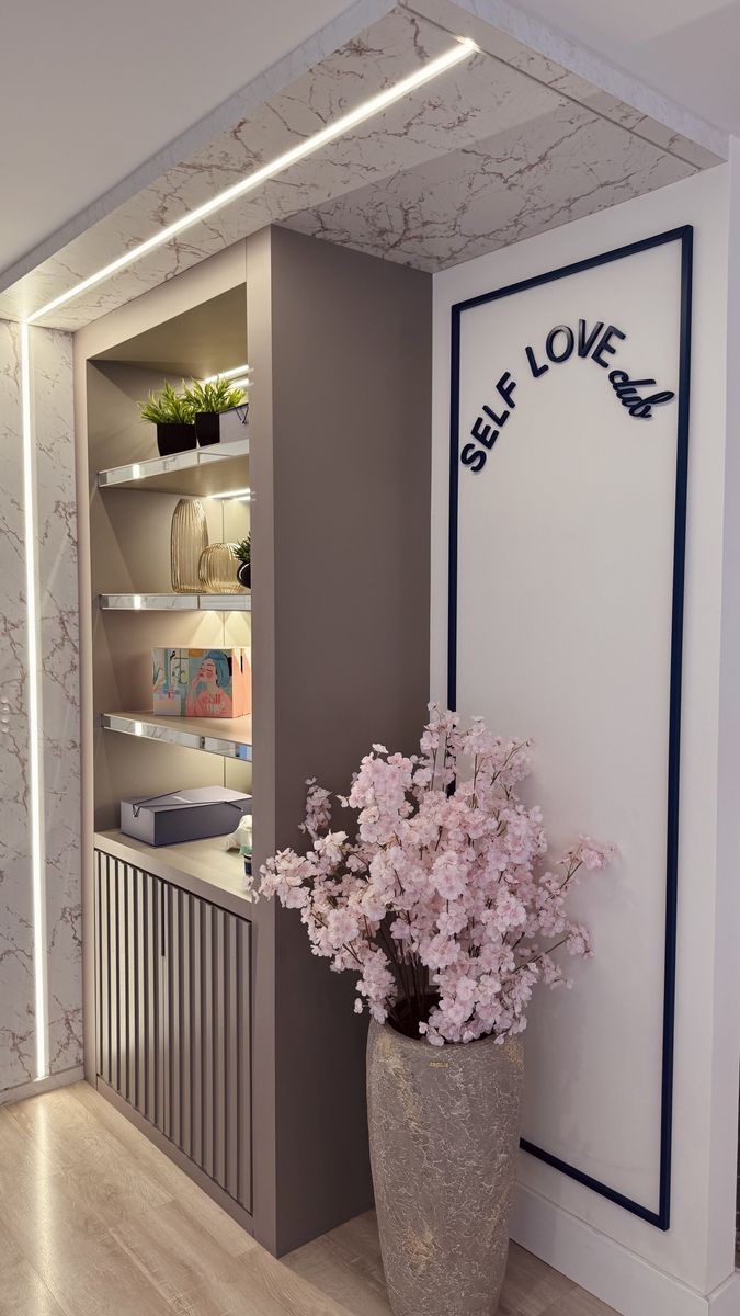Nicho do consultório com flores e o letreiro Self Love