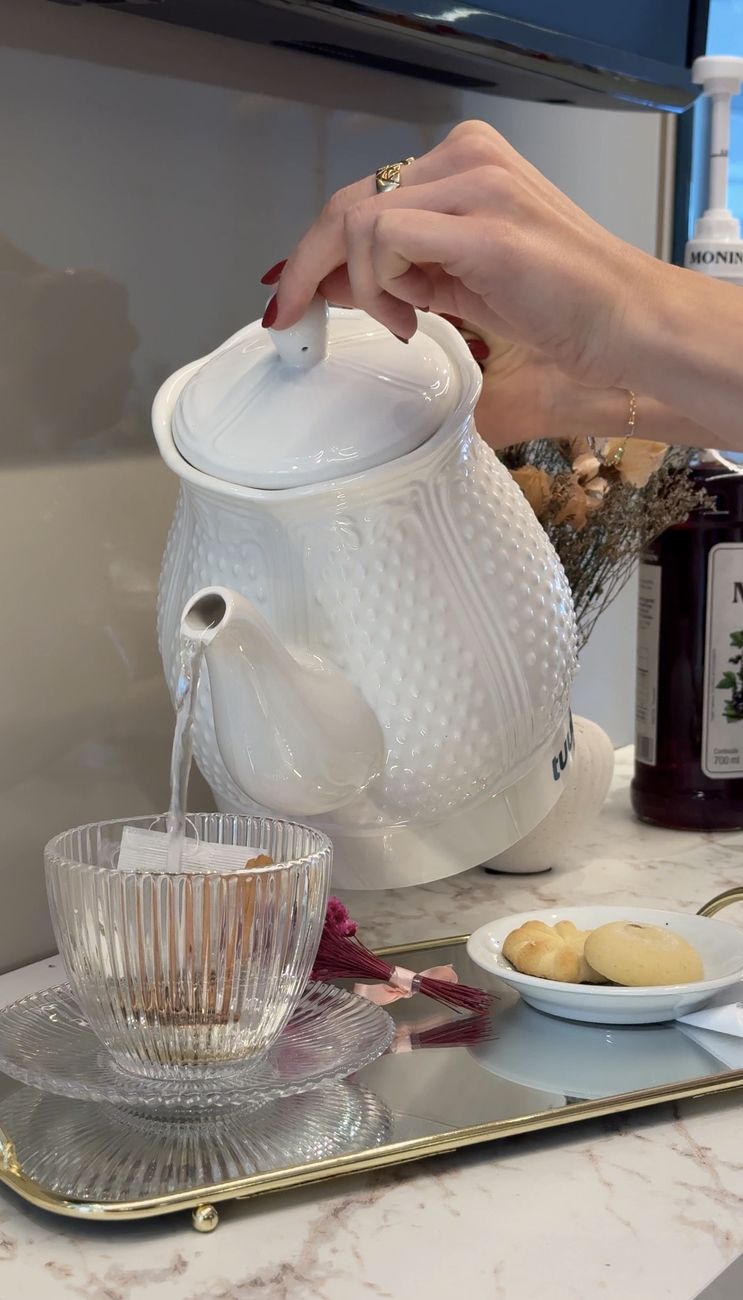 Chá sendo servido em bule de porcelana