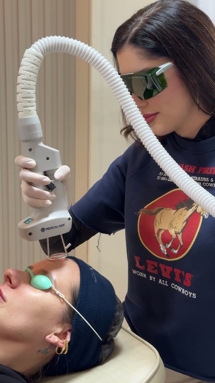 Dra. Beatriz aplicando o Laser Pisom no rosto de uma paciente