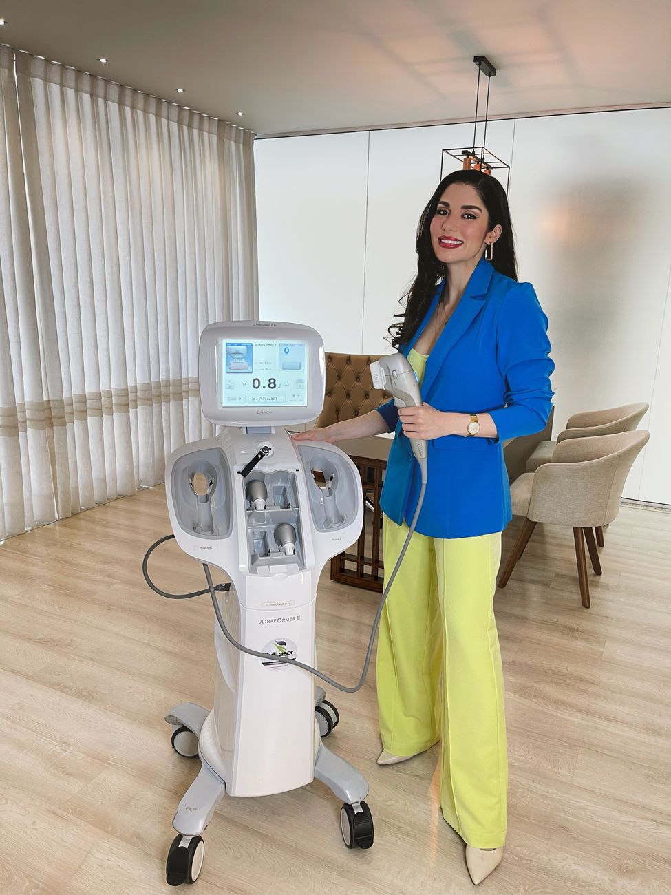 Dra. Beatriz ao lado do Ultraformer III no consultório