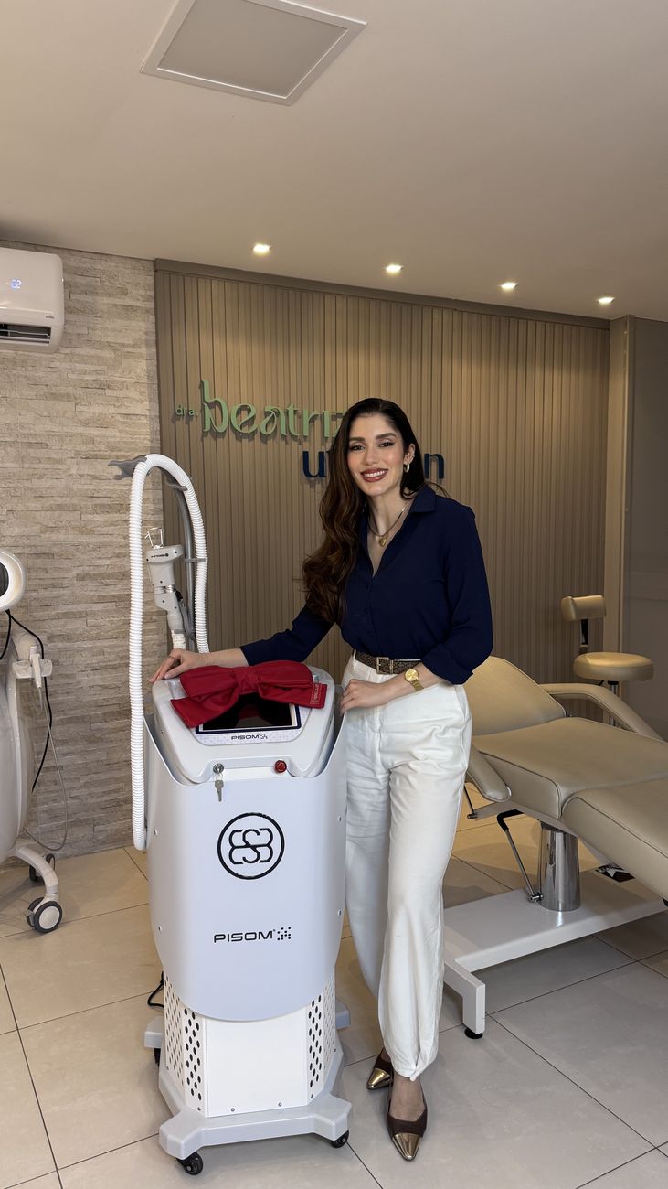 Dra. Beatriz ao lado do Laser Pisom no consultório