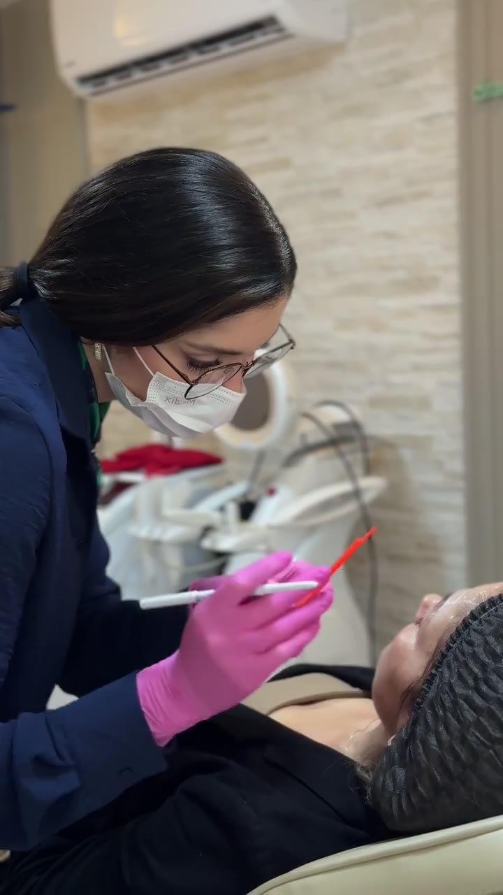 Dra. Beatriz aplicando toxina botulínica em uma paciente