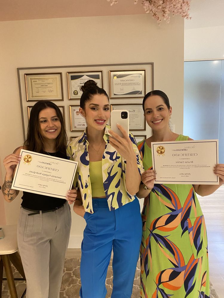 Dra. Beatriz entregando os certificados às alunas de um curso VIP