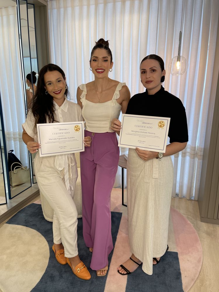 Dra. Beatriz com duas alunas segurando os certificados
