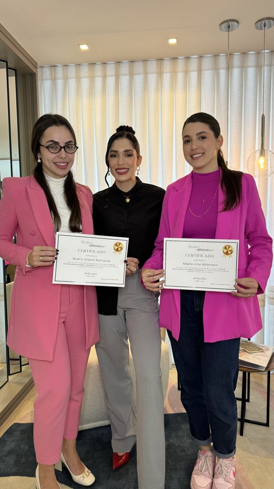 Dra. Beatriz com as alunas de um curso VIP e os certificados